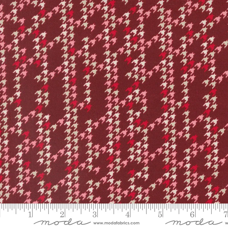 Cozy Wonderland - Houndstooth Party in Burgundy - 45598 13 - Half Yard